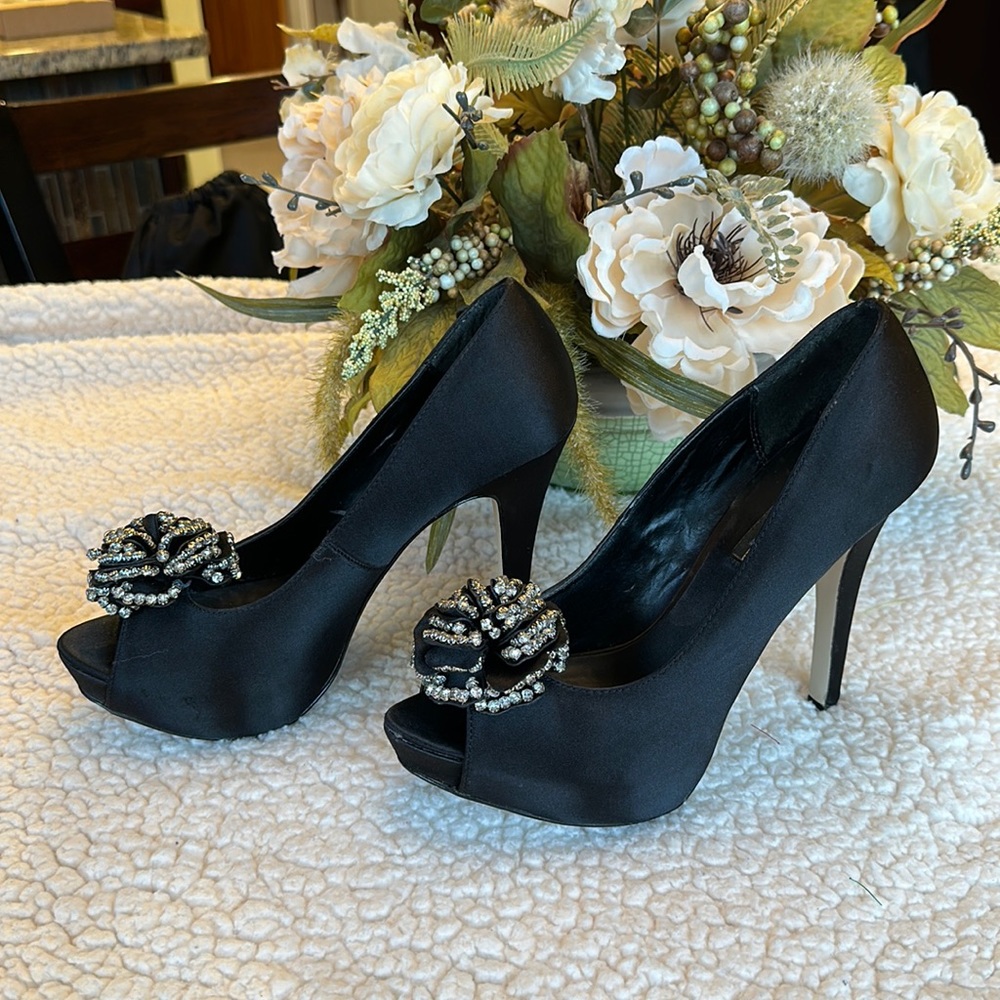 🌺 Steve Madden Luxe Satin Platform Heels with Rhinestone Flower Ornaments Sz 7.5
